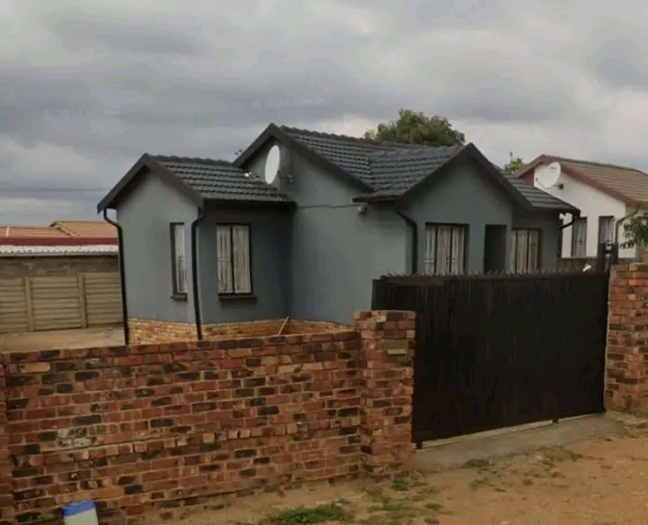 3 bedroom house available for rental in absa   in Olivenhoutbosch