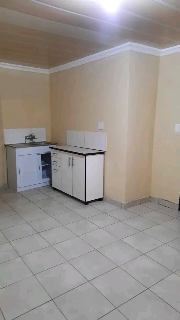 Ensuite available immediately for rental with  in Naturena