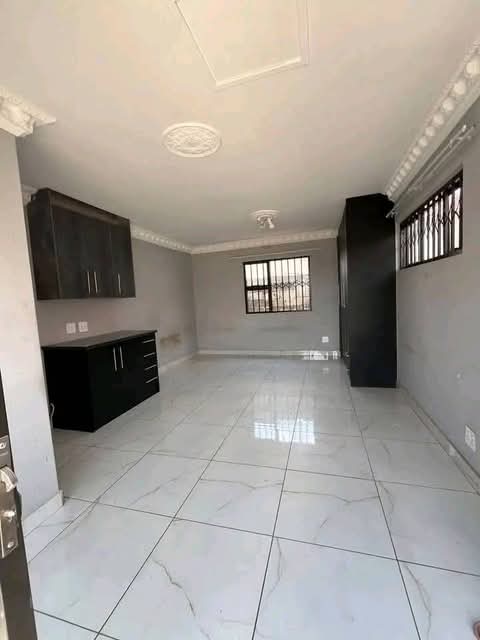 Spacious room to rent in c.e.5
r2,500 /pm |   in Vanderbijlpark