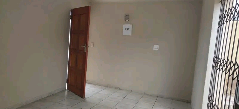 A bachelor room will be available from 01 mar  in Olievenhoutbosch