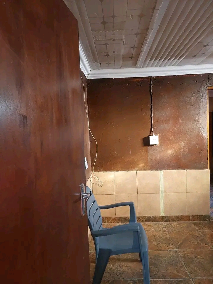2 rooms to ren, moleleki section
r1 600 rent  in Katlehong