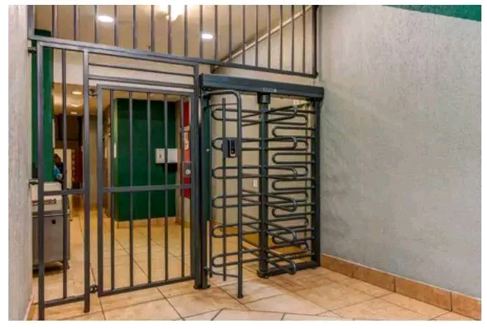Big bedroom available at maxwell hall small a  in Johannesburg