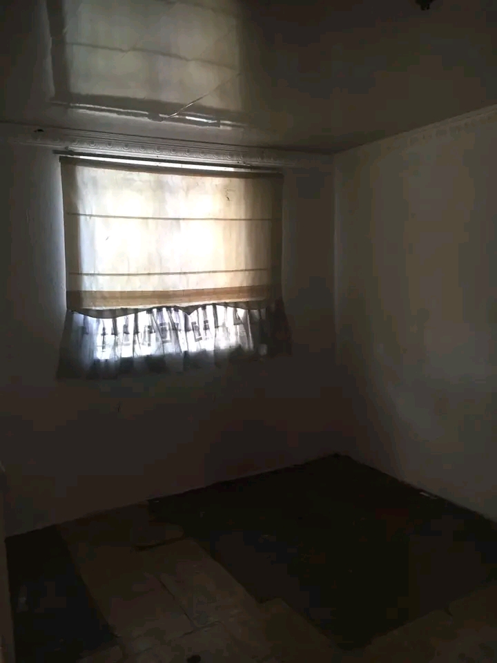 Rent r2500
deposit r2500
1 bedroom 
lounge  in White City Jabavu