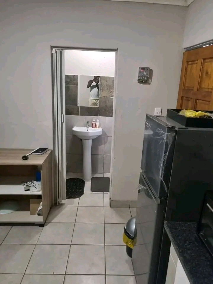 A big bachelor available to rent near tollgat  in Ebony Park