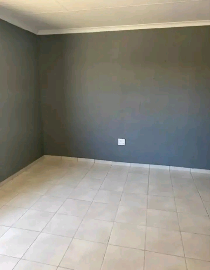 Available immediately🚨🚨

garage avail  in Alexandra