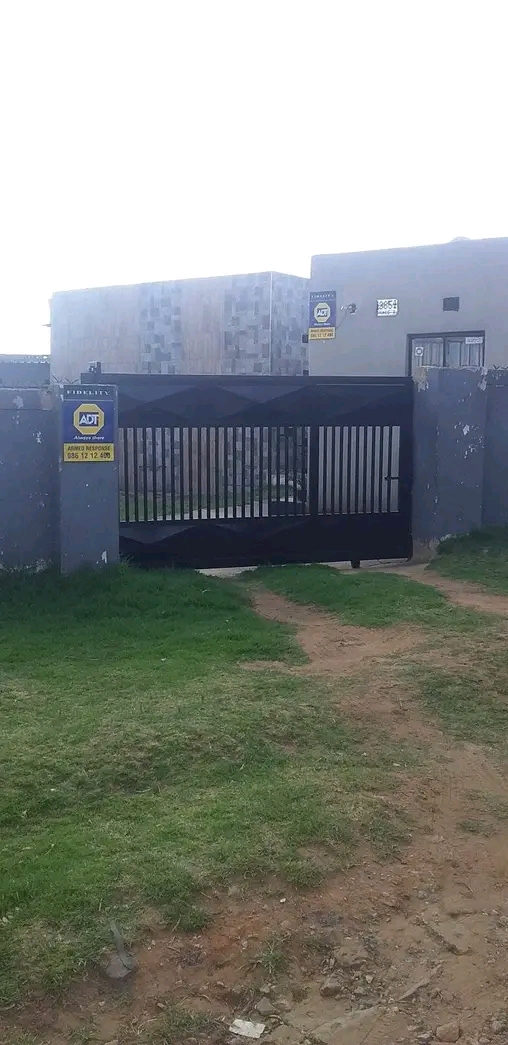 Place 2 rent at soweto.  free parking availab  in Braamfischer