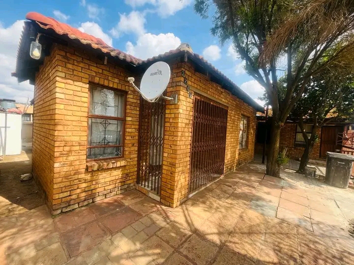2 bedroom house/apartment is available immedi  in Mamelodi