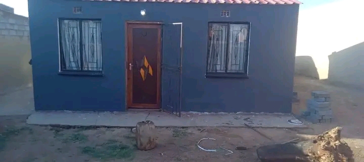 Four room rental available for 2500 plus 1000  in Tsietsi