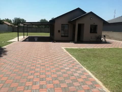 Rental price r5800 plus deposit
fitted kitch  in Dawn Park