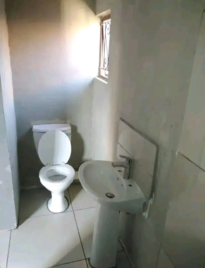 Room available ext3 r2700
next to jakalcrek   in Cosmo City