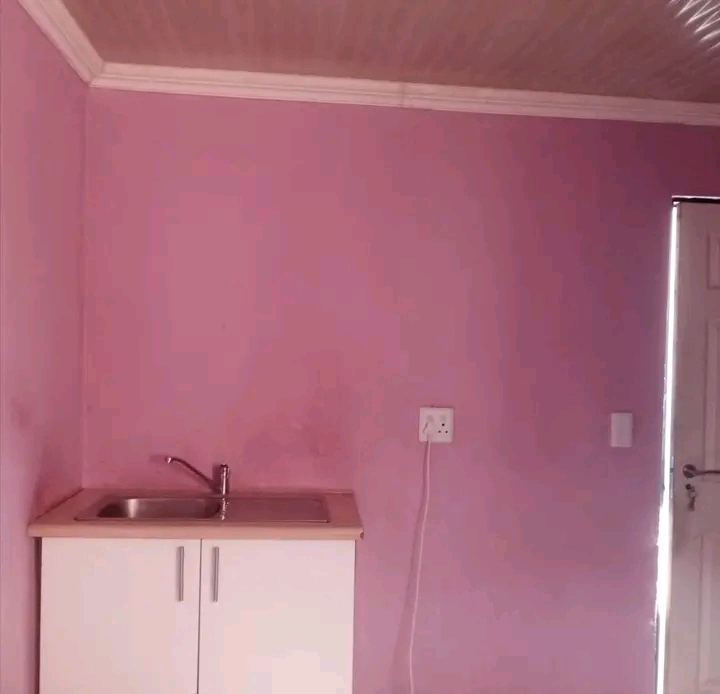 Upstairs room will be available as of the 1st  in Alexandra