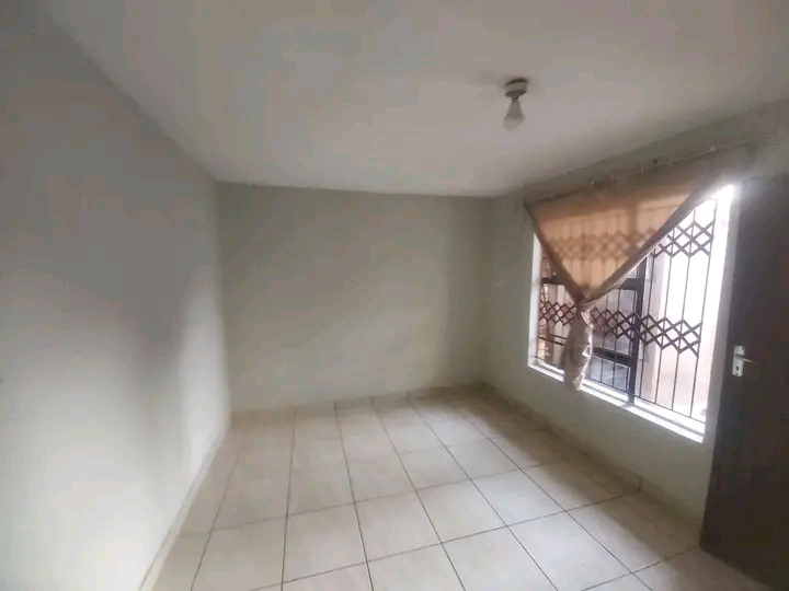 Room available ext 6
rent: r2200 including e  in Ebony Park