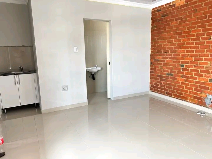 Bachelor available for rent.
ext 37 near bat  in Olivenhoutbosch