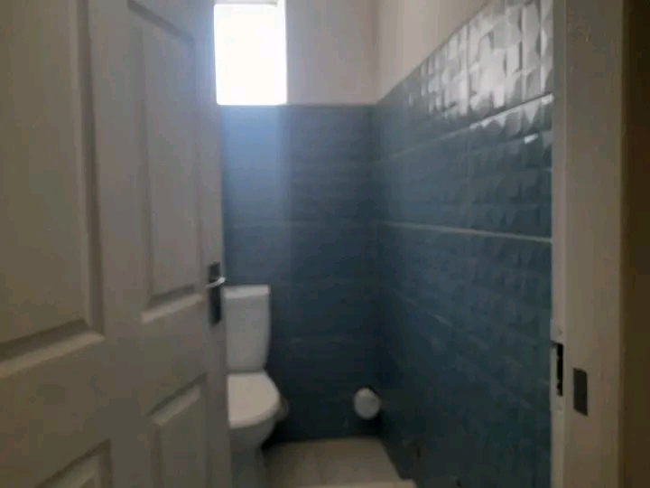 2 bedroom cottage house to let in queen stree  in Kensington