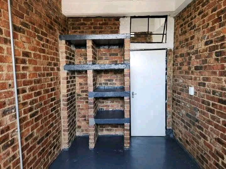 Bedroom available for month end at durban str  in Marshalltown