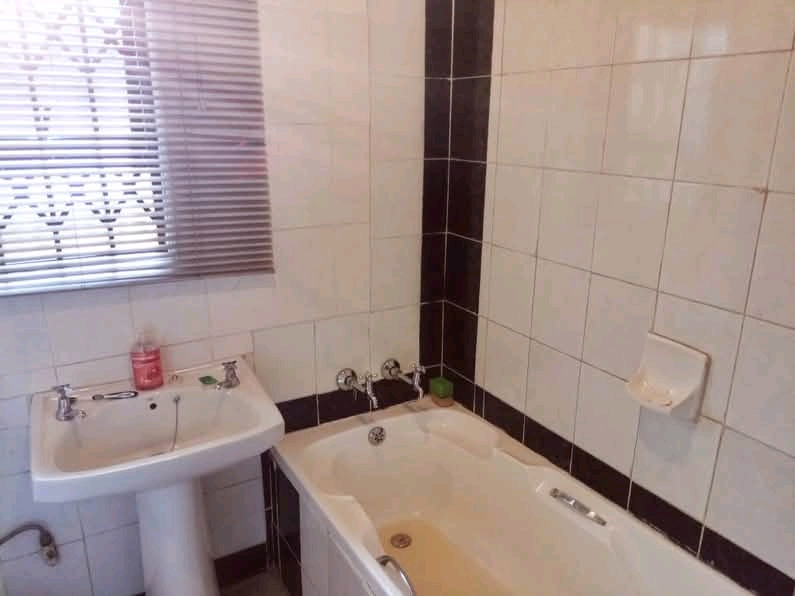2 bedroom house (one of the bedrooms fits 2 b  in Protea North