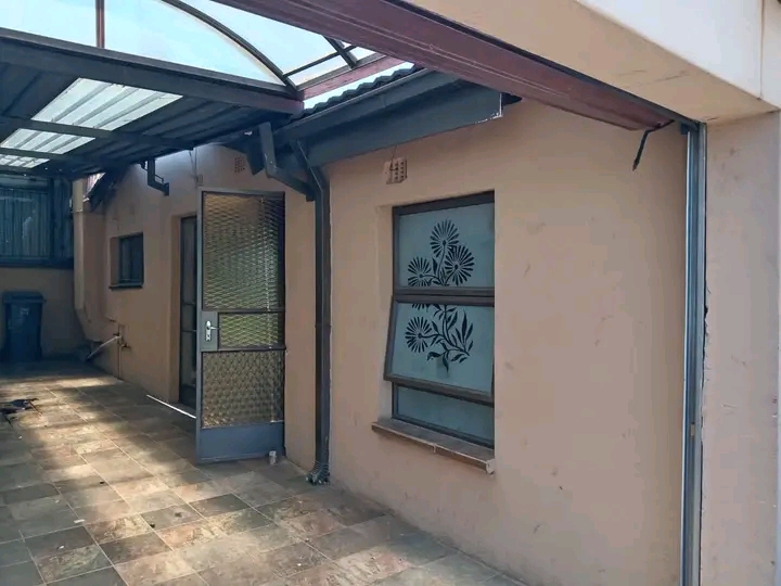 Nice neat house 3 bedroom, sitting room, dinn  in Orlando West