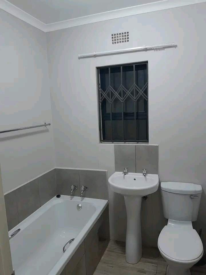 2 bedroom house (stand alone)available for re  in Clayville