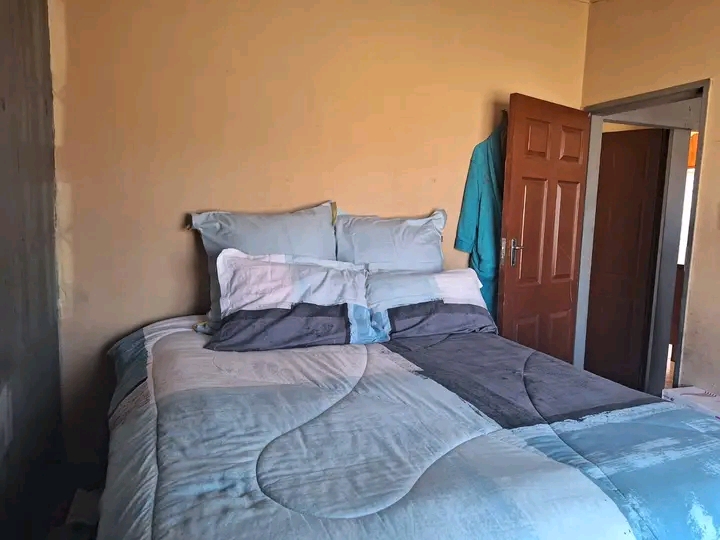 House available to rent.

area: (basothong)  in Vosloorus