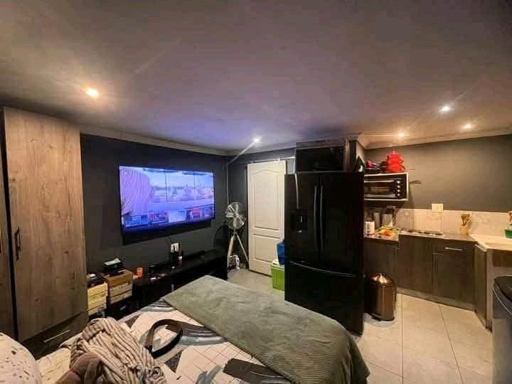 Bachelor available for rental 

rent 3 000   in Kensington