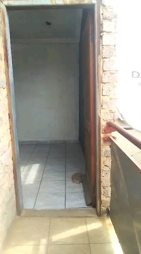 Room to rent r1200 phase two juskei whatsapp   in Braamfischer