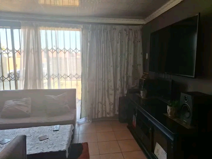 House available to rent.

area: (basothong)  in Vosloorus