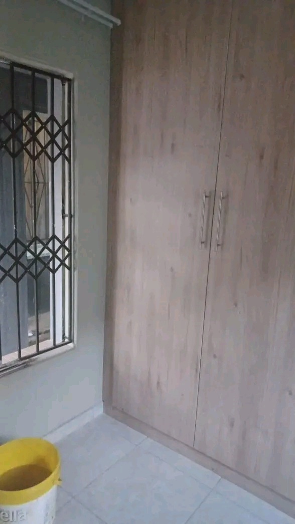 Hello everyone, we have batchelor  room avail  in Clayville