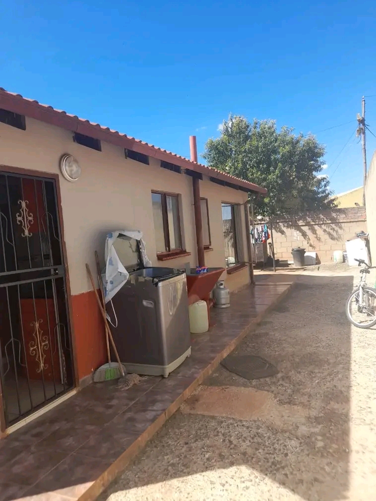 Area: ext25📍
rental price r5500 plus depo  in Vosloorus