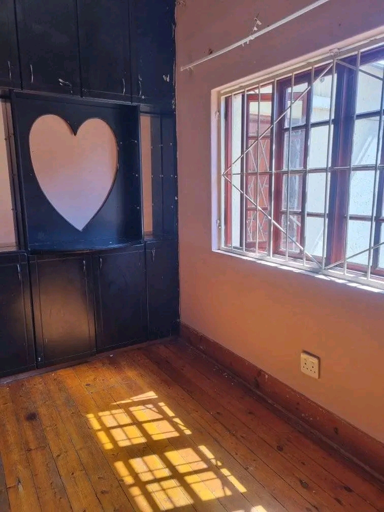 A spacious room to rent 3200r. toilet and sho  in Kensington