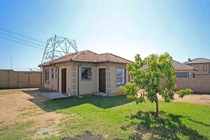 This 3 bedroom house is located in a bluehill  in Blue Hills