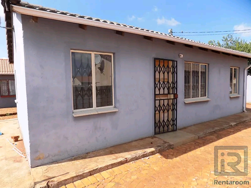 3 bedroom standalone house available now to r  in Protea Glen
