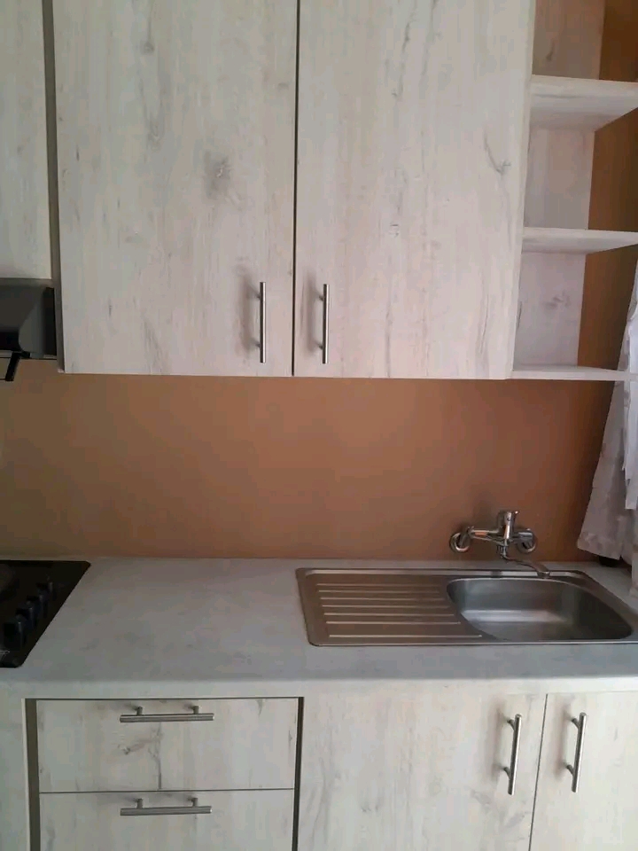 Big room to rent with fitted cupboards, stove  in Allandale