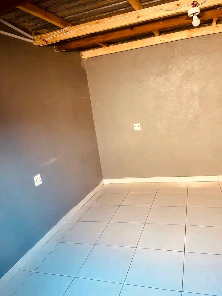 Big room available for month end in vusimizi   in Tembisa