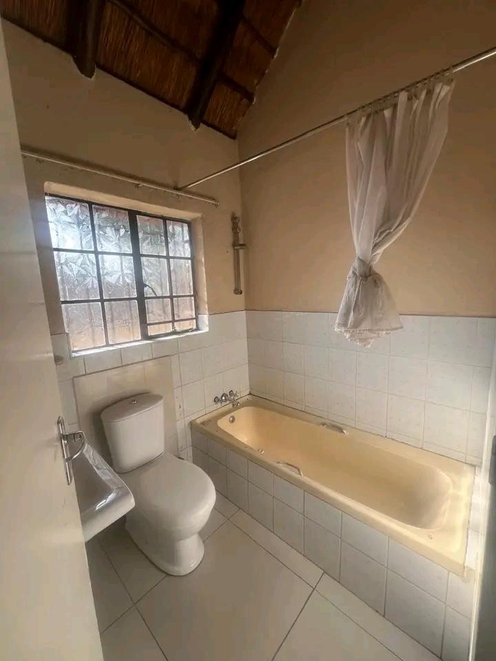 2 rooms with beds available for rent close to  in Glen Austin