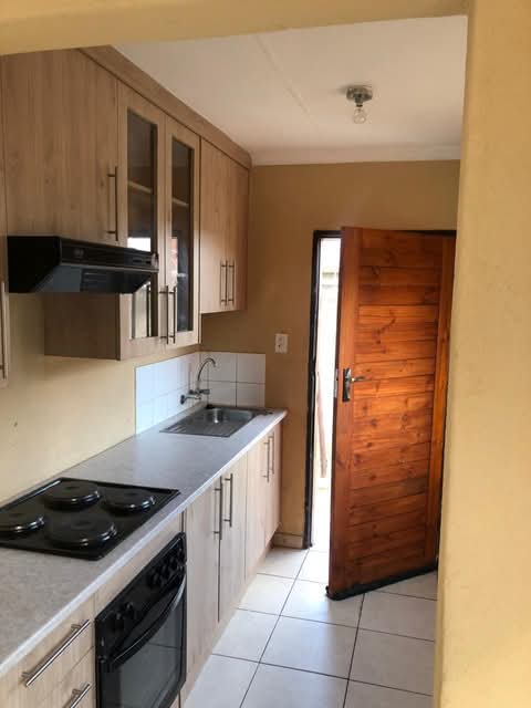 2 bedroom house coming with a  fitted kitchen  in Norkem Park