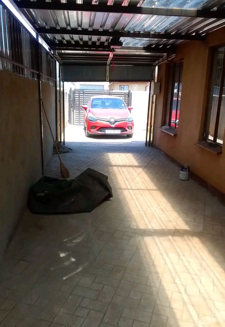 3bedroomed house available to rent
area: eas  in Vosloorus