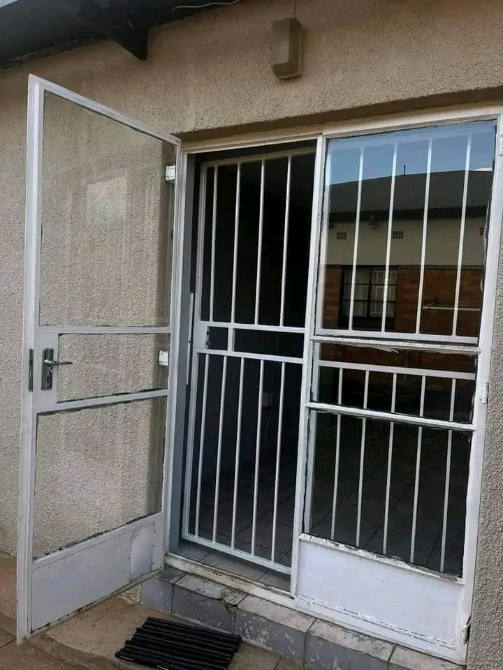 2 bedroom cottage to let in gerdview
good da  in Germiston