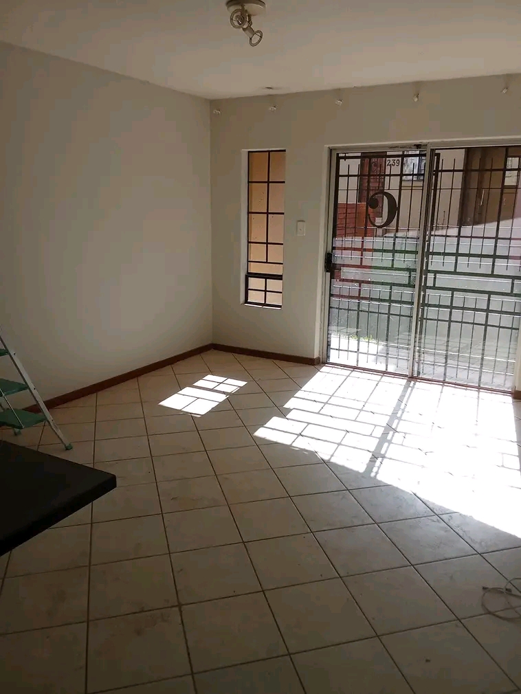 Newly renovated 2 bedroom in crescendo r7500   in Midrand