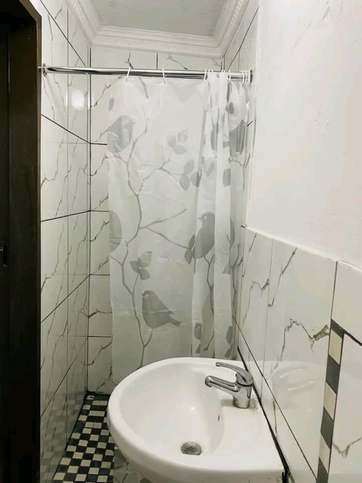 1 spacious bedroom en-suite available
local   in Molapo