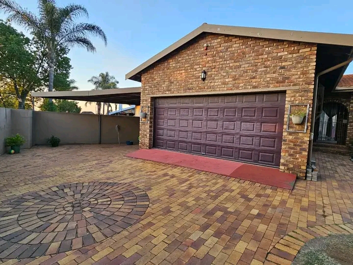 Bedroom cottage for rent in glen marais!
esc  in Kempton Park