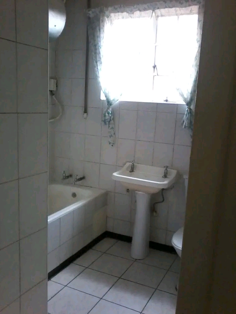 Spacious & neat 2 bed flat available for rent  in Rosettenville