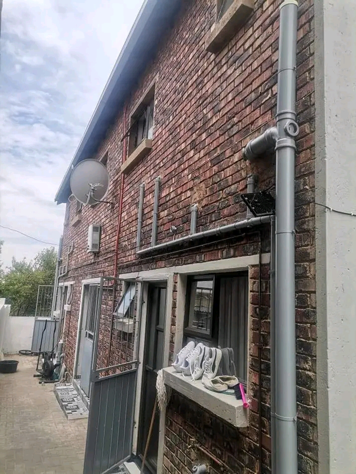 2x 2 bedrooms upstairs  cottage comes with fi  in Norkem Park