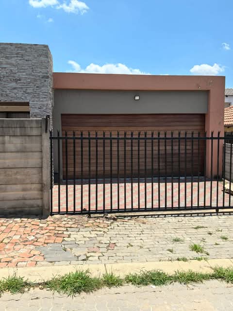 3 bedroom house for sale in ext 36 inside a b  in Olievenhoutbosch