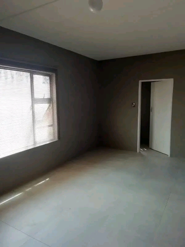 Bachelor unit available for rental with showe  in Devland