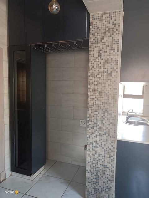 Beautiful 3 bedrooms house available for r10,  in Bezuidenhout Valley