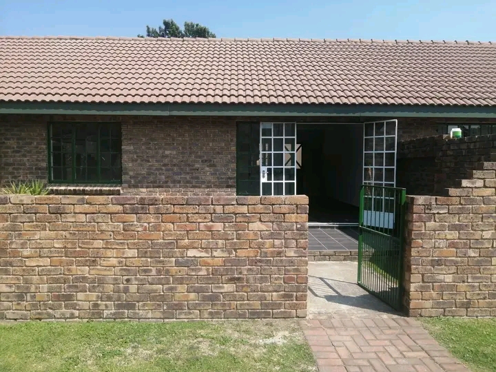 2 bedroom 1 bathroom open plan kitchen lounge  in Midrand