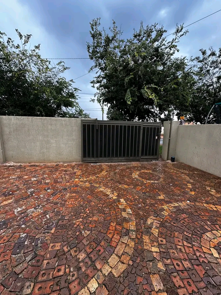 🏠 en-suite to rent
📍 protea glen ext 2  in Protea Glen