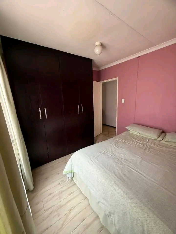 A well maintained stand alone offering 3 fitt  in Kempton Park