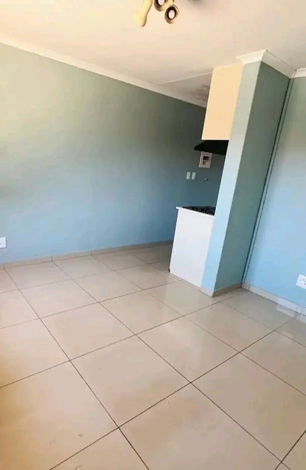 •fitted kitchen with a 4 plate stove 
•f  in Glen Marais Kempton