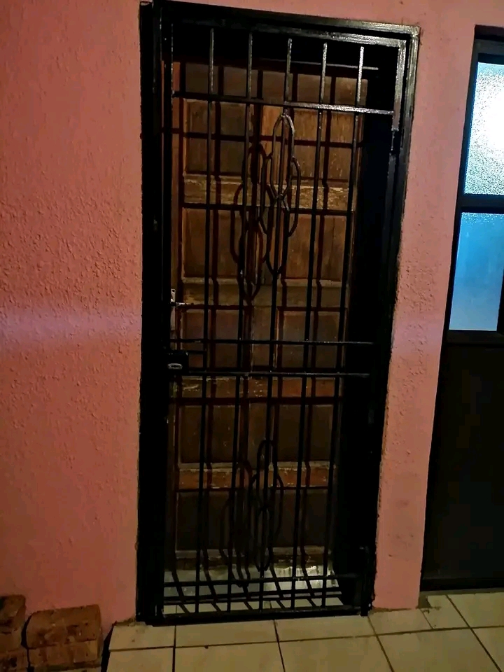 Double room available in zone 5 corner schrad  in Meadowlands